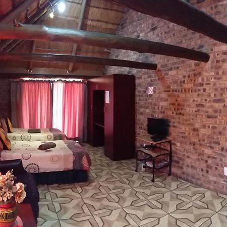 Pride Rock Accommodation Middelburg  Esterno foto
